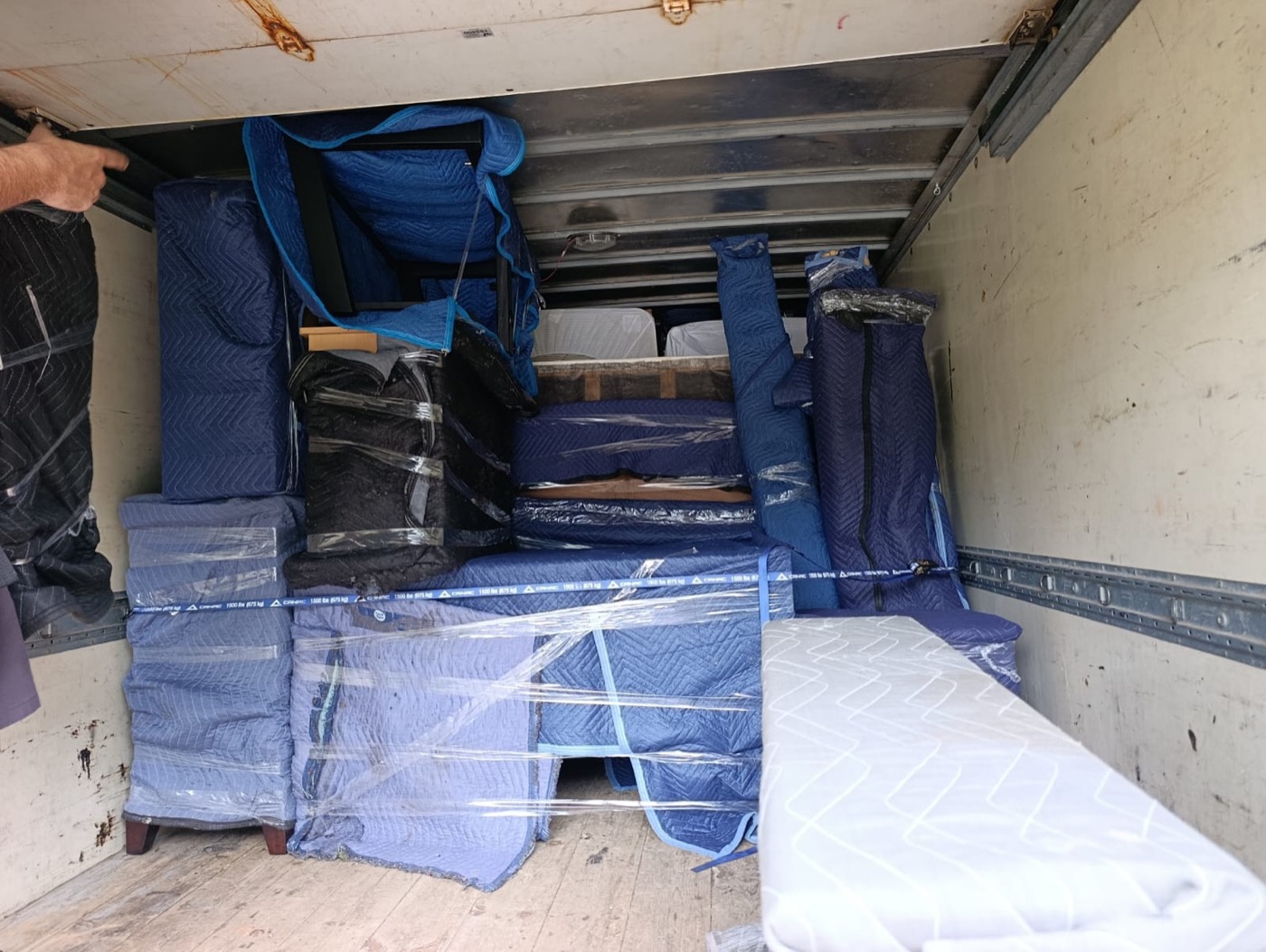 Meubles protégés par des couvertures dans un camion de déménagement